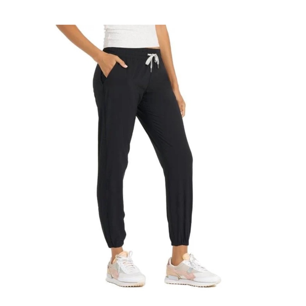 Vuori Weekend Jogger in Black